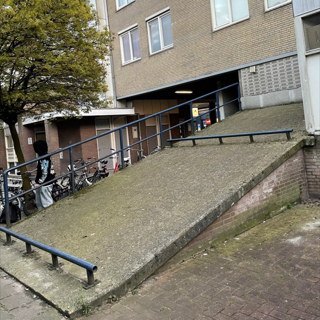 Bank with rails
