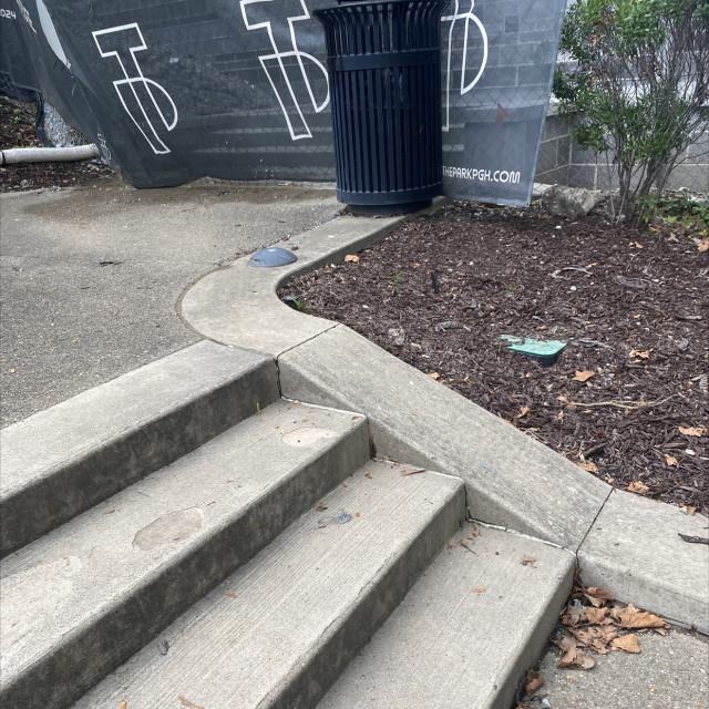 4 stair with ramp on side of it