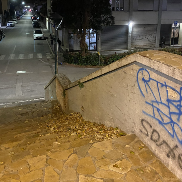sporgenza massiccia verso il basso