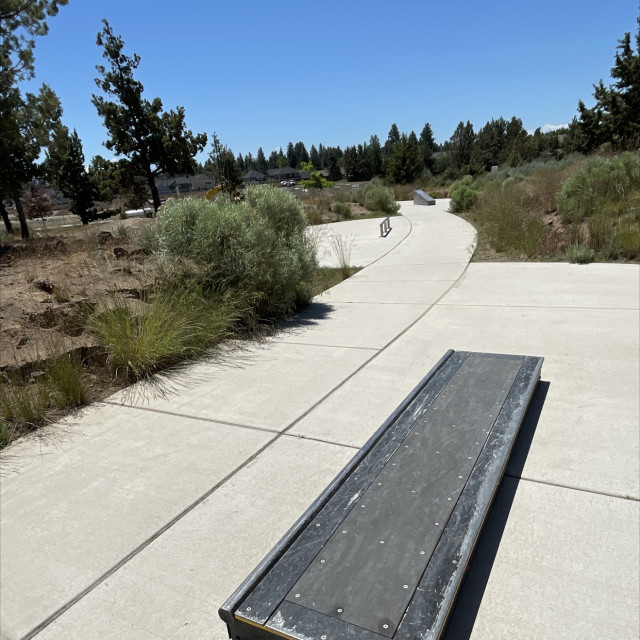 Mini skatepark + pump track