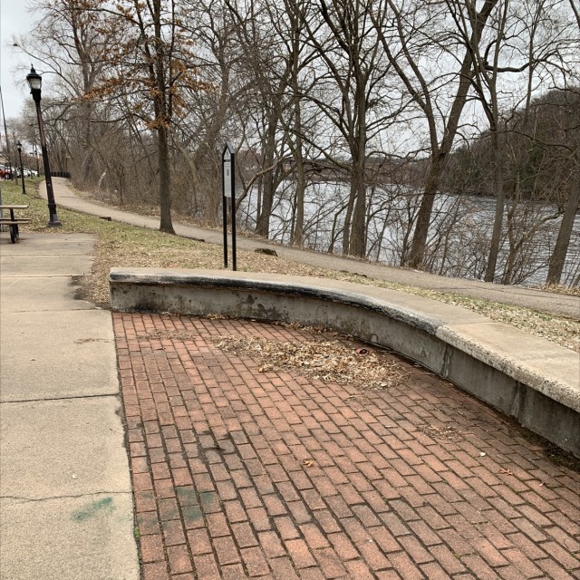 Curved ledge
