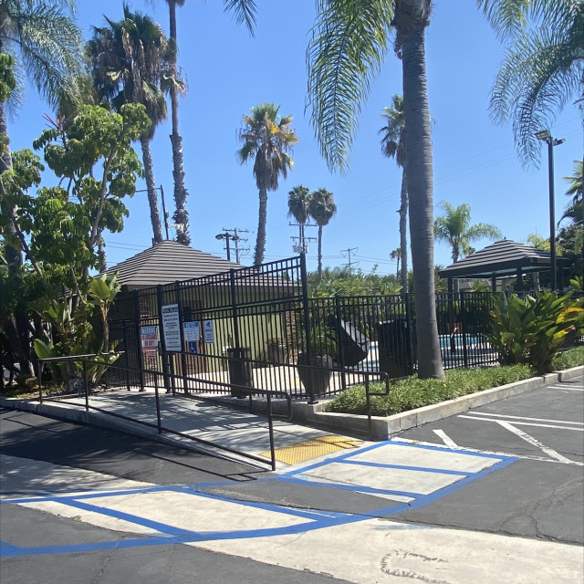 Small ramp with round rail to flat road