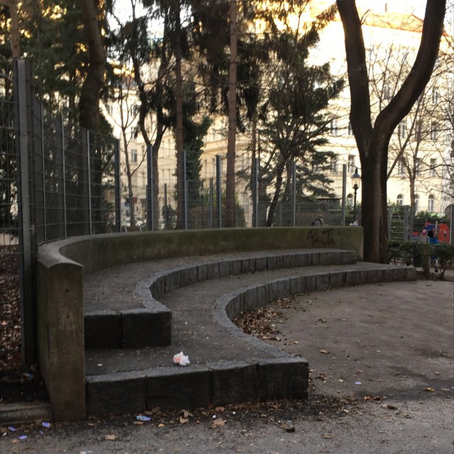 Tripple curved ledge