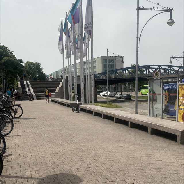 Hauptbahnhof curbs 