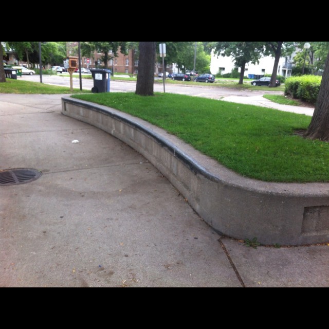 Two curved flatledges