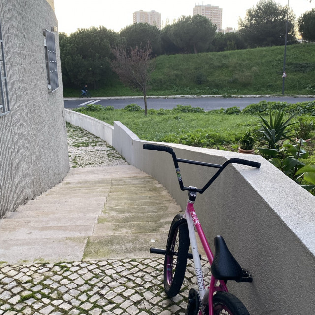 Ledge below bar height 