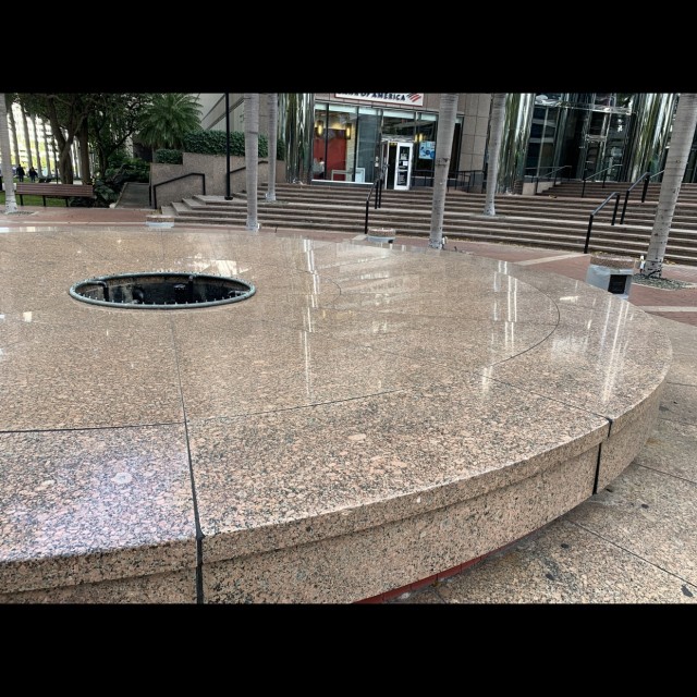 Dry fountain