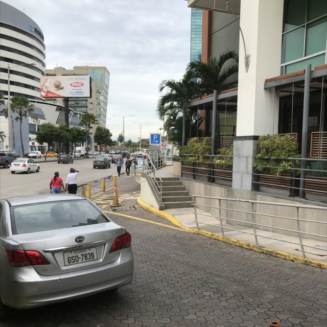 Escaleras y tubo de bajada 