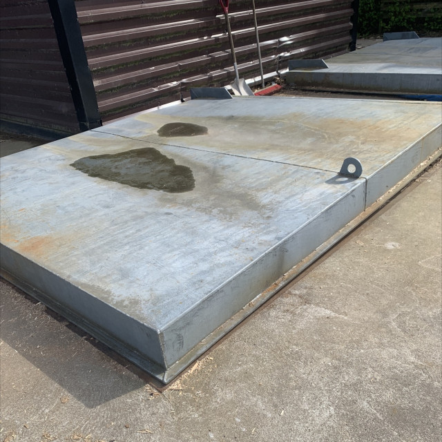 Metal ledge