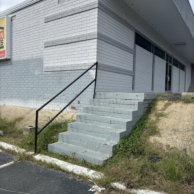 Bank with 2 hand rails