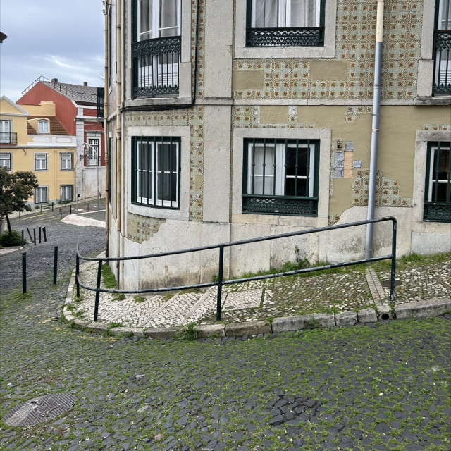 Curved rail