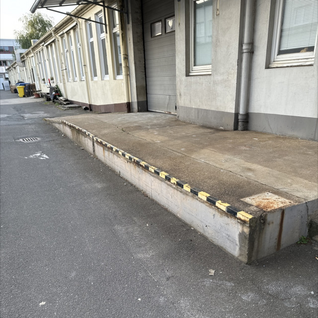 Stripe ledge