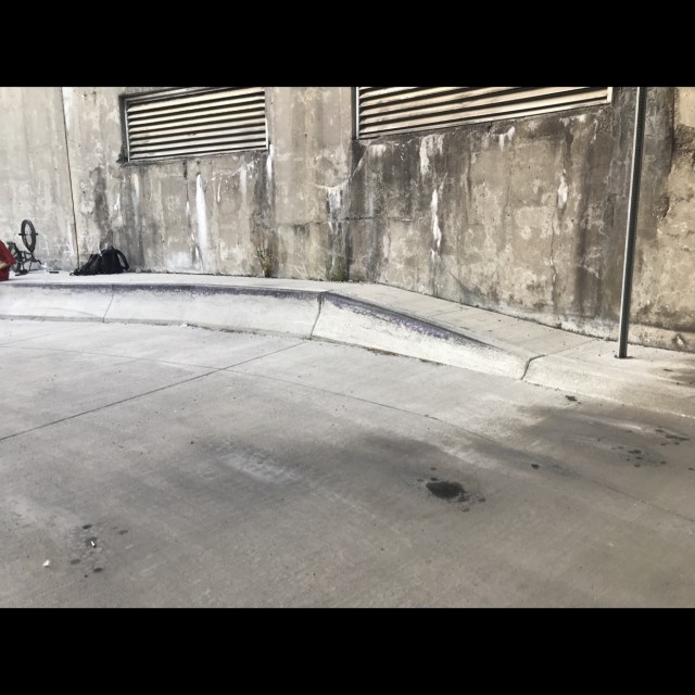 Jersey barrier upledges 