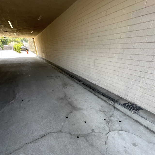 Tunnel sloppy curbs 