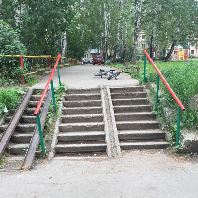 Red downrail near the Natali shop