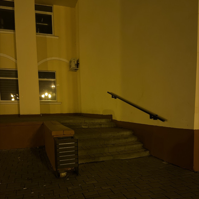 Wall rail