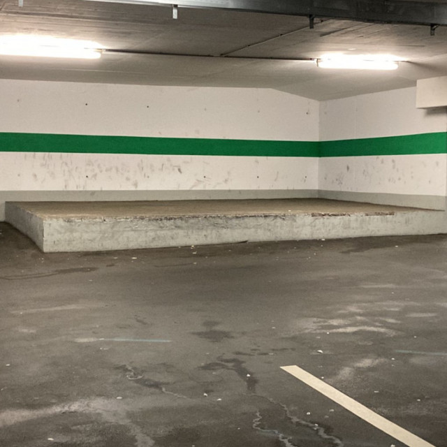 Parkhaus curb 