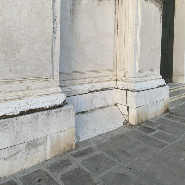 sponda stretta al muro