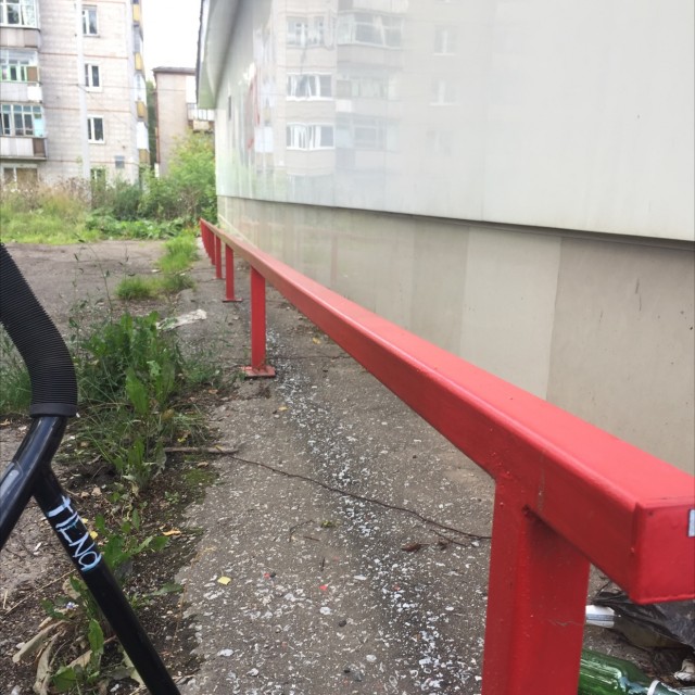 Na kryuchke red rail