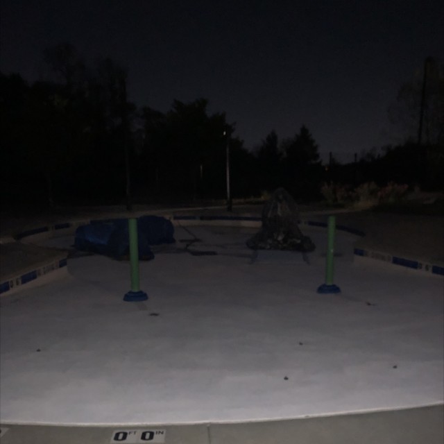 Empty pool in the hood 