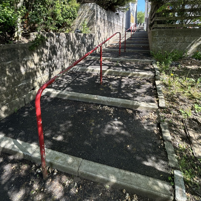 Rail gap rail