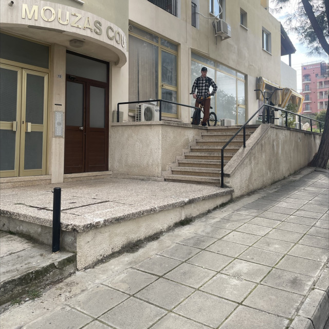 Low rail