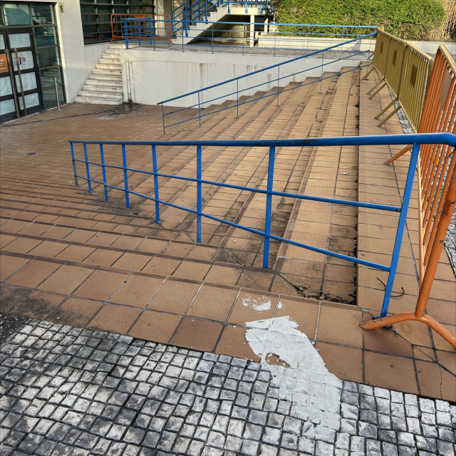 Corner rail
