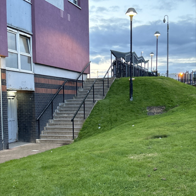 Gap to rail left side