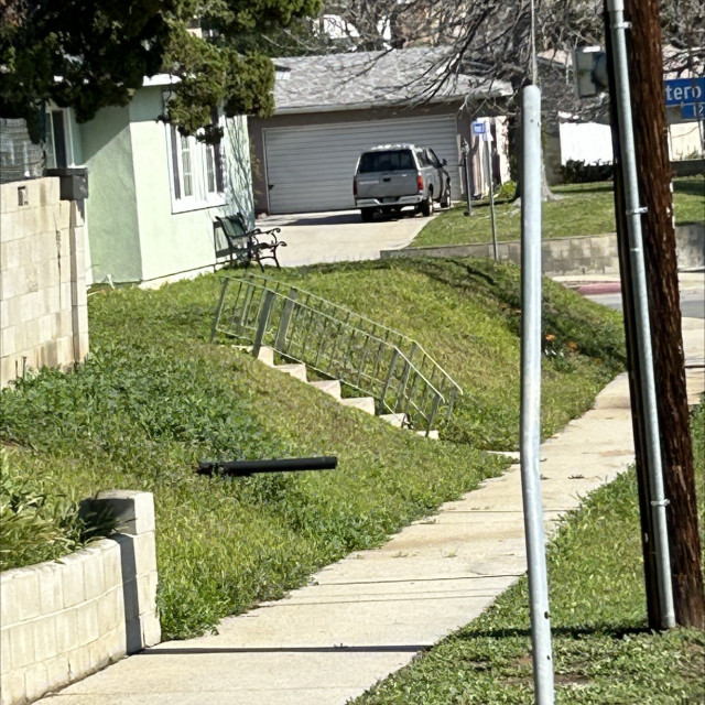 Low house rail