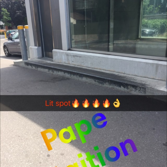 Pape station ledge