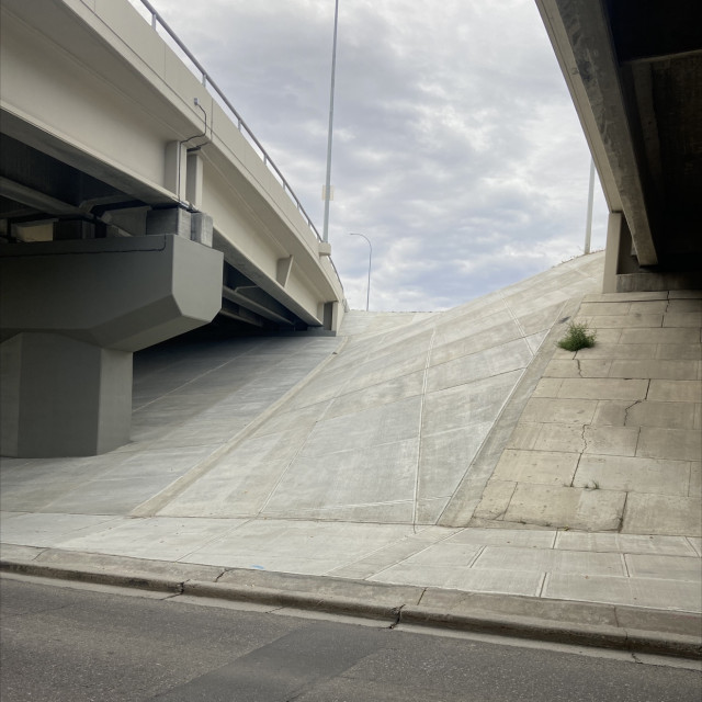 Hill bomb bank with ledges