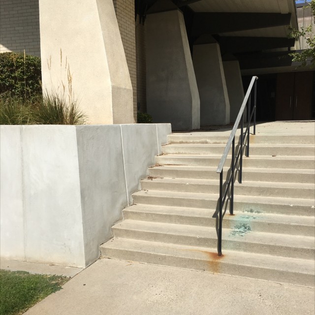 Out ledge / gap to rail