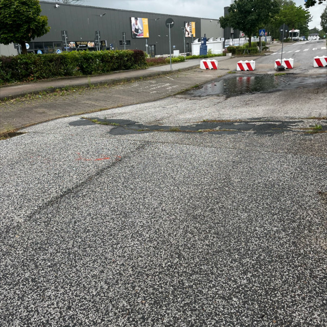 Globus Lurup / Abgesackte Straße 
