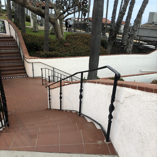 Rail with ledge 