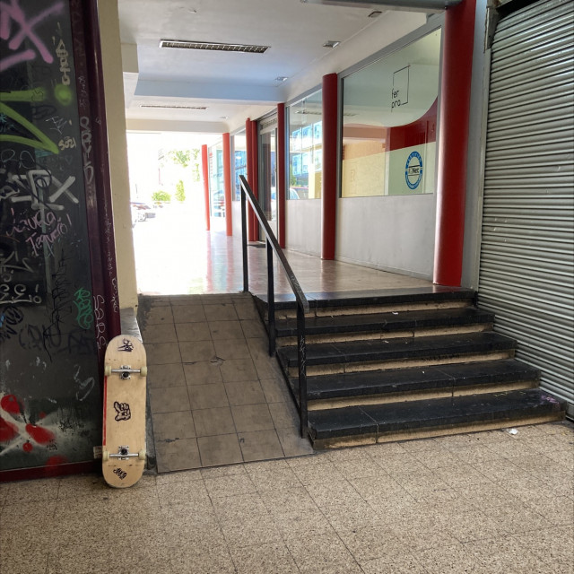 Túnel con un suelo excelente y 5 stair