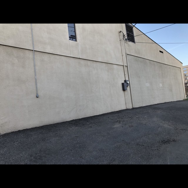 Slight bank to wall