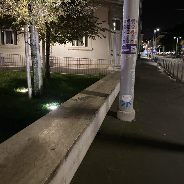 Flat ledge with a lamppost 