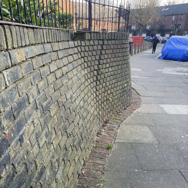 Timy banks/hips, wall