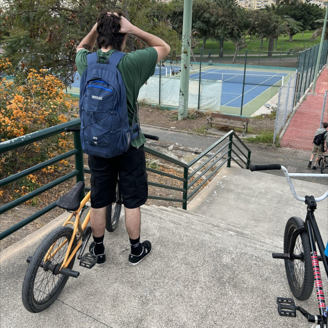 Kinker with wall at bottom