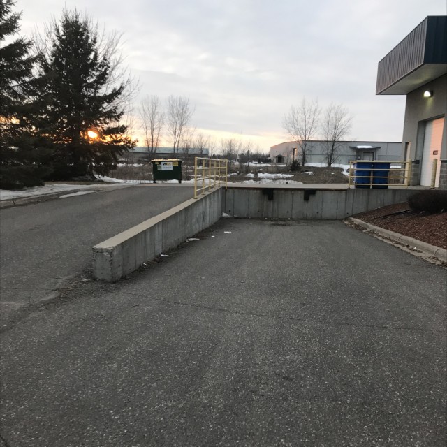 Ledge / loading dock 