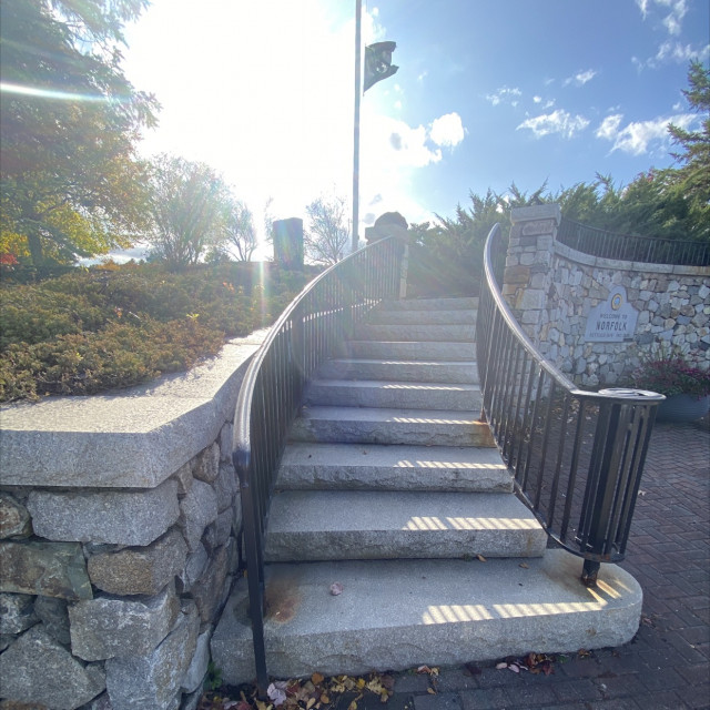 Curve flound rail