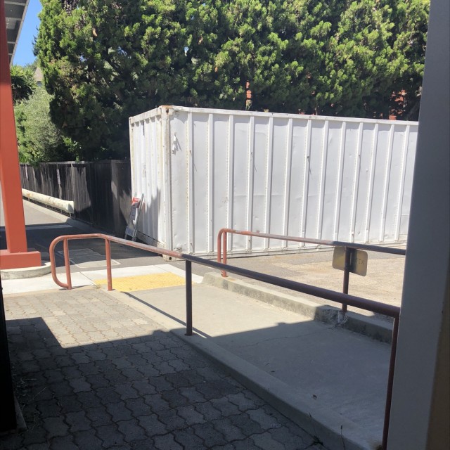 Short close out rail