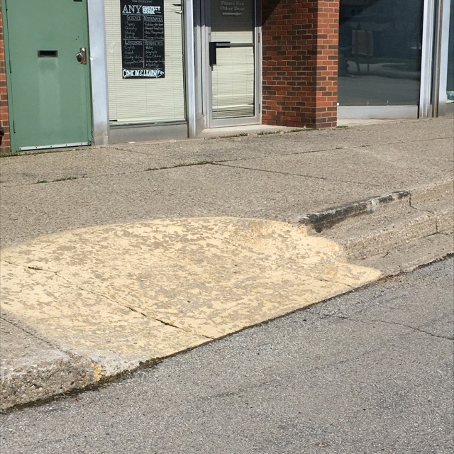 Tiny bank w curb