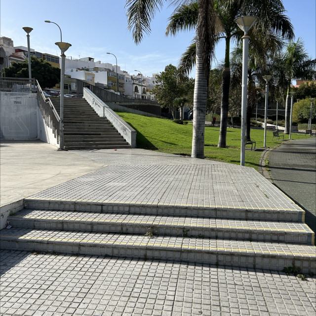 Plaza with ledges and quarter