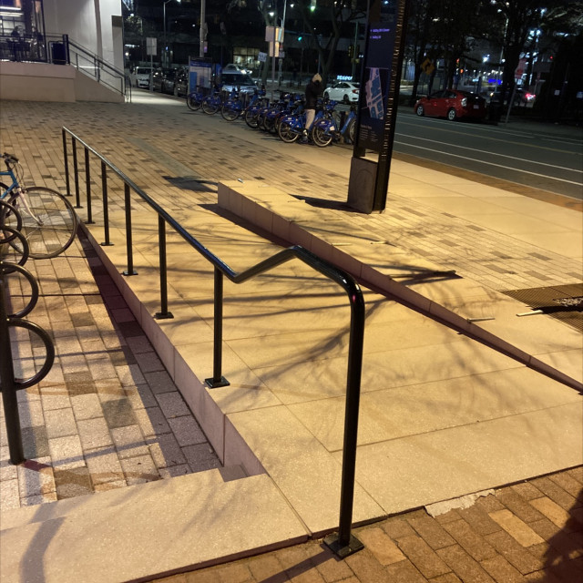 Smoke shop rail 