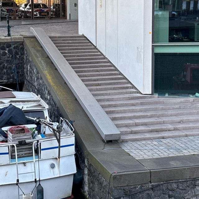 Down ledge to splash 