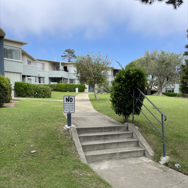 4 Stair At Apartments 