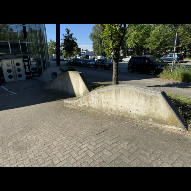 Curvy ledge