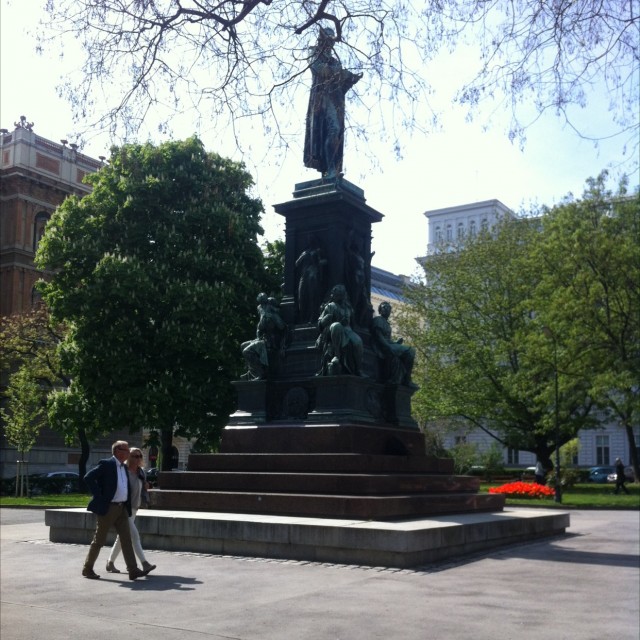 Statue curb