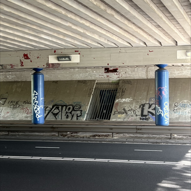 Bank bars